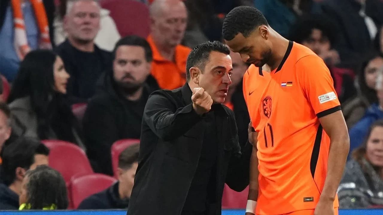 Pelatih Belanda Xavi Hernandez memberi instruksi kepada Cody Gakpo dalam laga UEFA Nations League antara Belanda vs Jerman di Amsterdam, Belanda, Kamis, 24 September 2026 (c) AP Photo/Martin Meissner