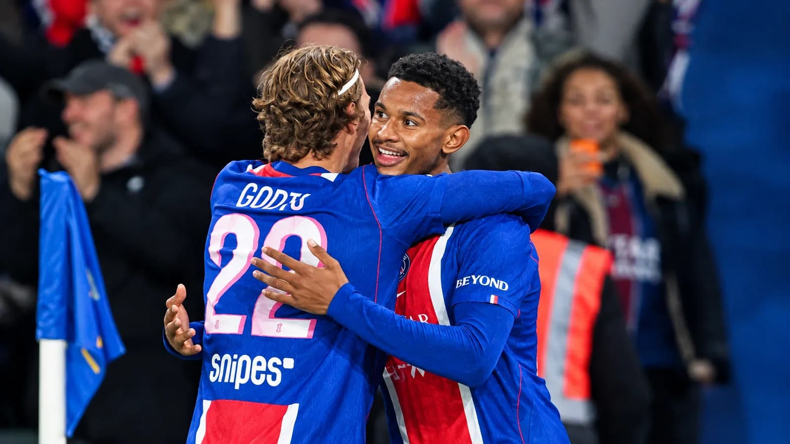 PSG Taklukkan Lyon 2-0, Mayulu dan Godts Bawa Les Parisiens ke Puncak