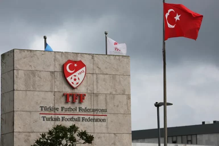 Turki menangkap presiden dan enam anggota badan wasit sepak bola dalam penyelidikan.