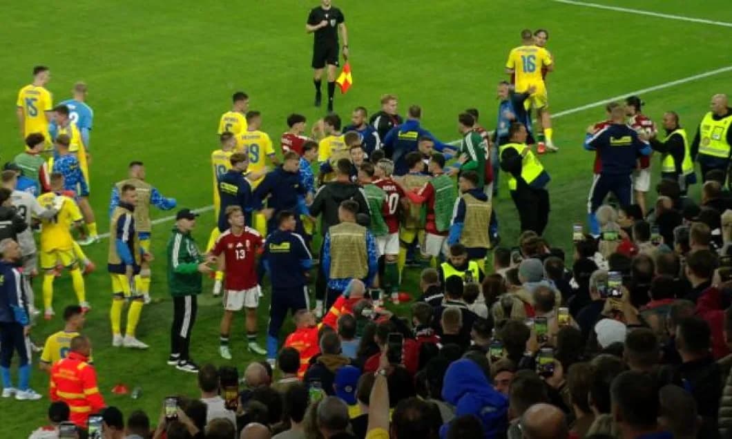 Perkelahian massal di lapangan dalam pertandingan Hungaria - Ukraina. Keputusan wasit Mutlak