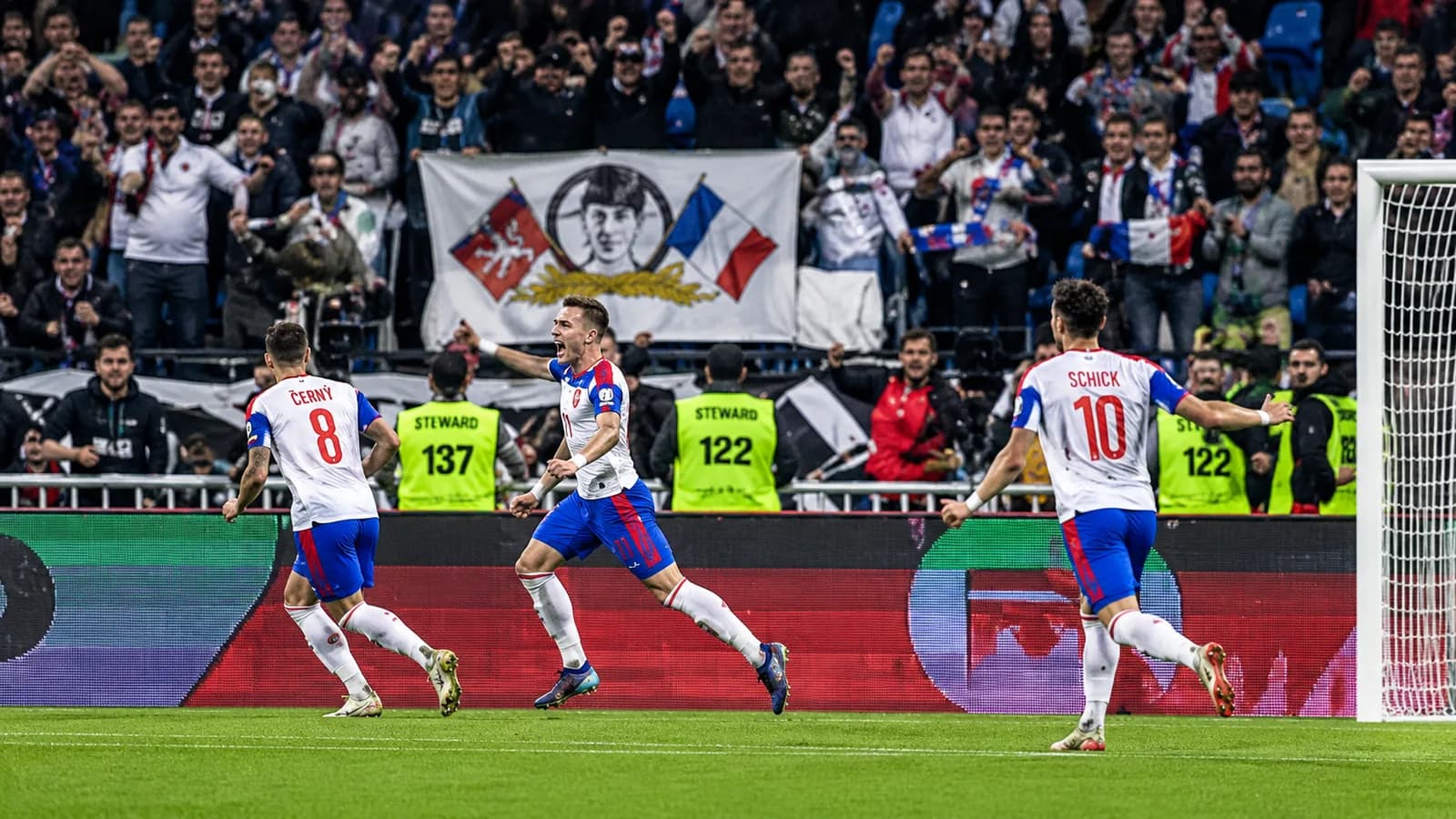 UNGGUL 2-0 LALU DIGEMPUR HABIS, LYON SELAMAT DARI KEJARAN CRYSTAL PALACE DAN MENANG 3-2