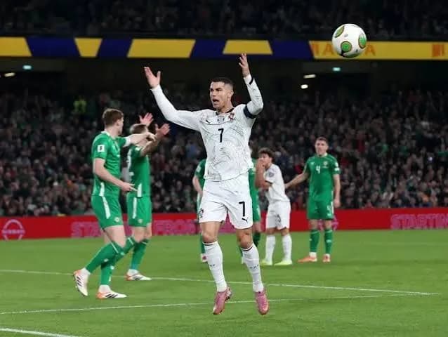 Badan sepak bola Irlandia meluncurkan penyelidikan atas dugaan nyanyian rasis 'monyet' setelah UEFA menolak untuk menyelidiki bentrokan Irlandia-Israel.
