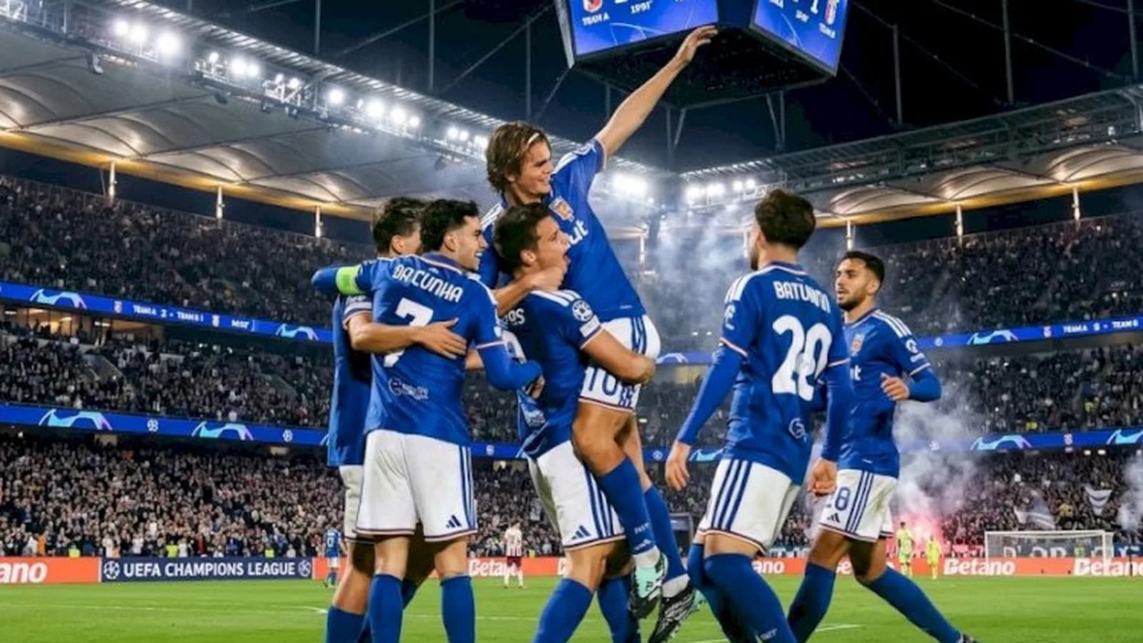 COMO HANCURKAN MANCHESTER UNITED 4-1, NICO PAZ CETAK DUA GOL